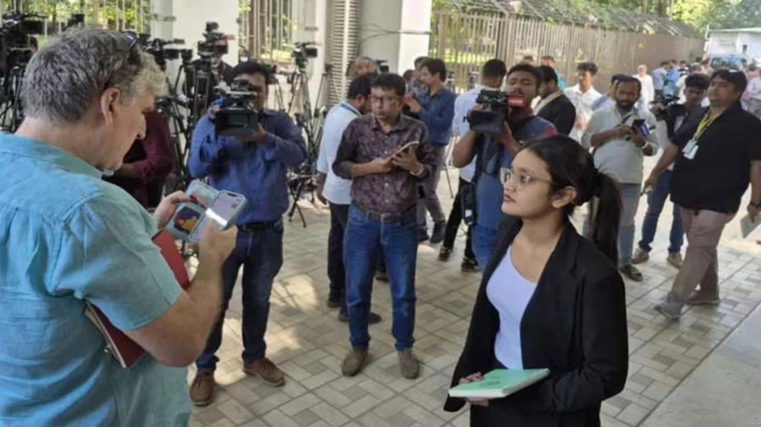 শেখ হাসিনার মামলার রায়: ট্রাইব্যুনালে দেশি-বিদেশি গণমাধ্যমকর্মীদের ভিড়